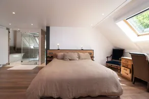 Bed and breakfast with garden & pool - Image 4