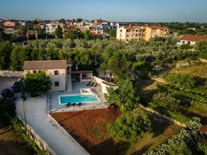Fully equipped holiday home with private pool, terrace & barbecue | Pets allowed - Image 4