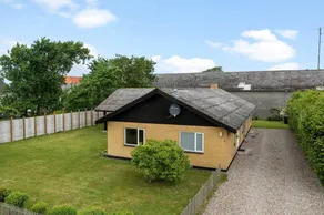 Holiday home with terrace - Image 2