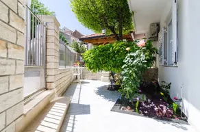 Dedicated room with terrace | Garden view - Image 2