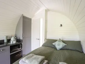 Cottage with hot tub & garden - Image 5