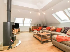 Family-friendly cottage with hot tub & garden | Beach view | Dogs allowed - Image 4