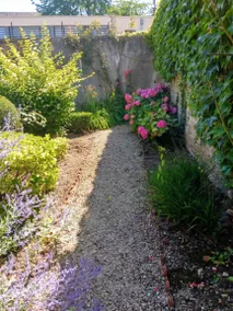 Studio with garden - Image 4