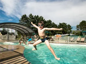 Mobile home with heated pool & terrace - Image 3