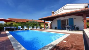 Flat with garden, pool & barbecue | Sea view - Image 2