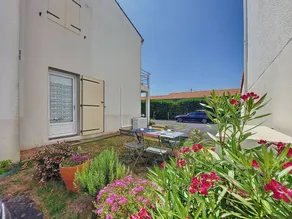 Apartment with garden & terrace - Image 4