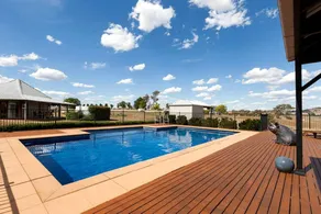 Luxurious Cabin Getaway with Spacious Veranda near Mudgee, New South Wales - Image 5