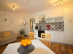 Holiday apartment with garden, barbeque & terrace - Image 4