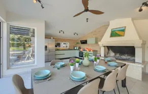 Villa with garden, jacuzzi & heated pool - Image 4