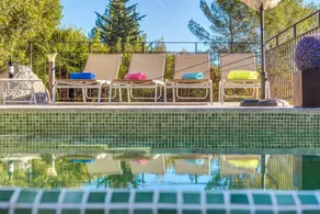 Charmante maison entièrement équipée avec piscine privée, terrasse et jardin | Vue jardin - Image 4