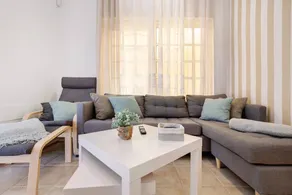 Flat with terrace & pool - Image 5