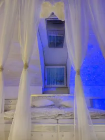 Dedicated room with pool | Garden view - Image 3