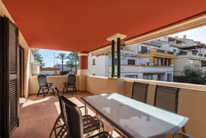 Appartement avec terrasse, jardin et piscine - Image 2