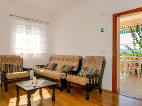 Apartment with terrace, barbeque & garden - Image 4