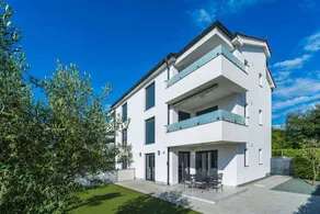 Flat with garden & terrace - Image 2