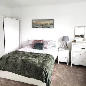 Newly renovated semi detached house - Image 5