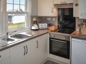 Family-oriented flat with barbecue & garden - Image 5