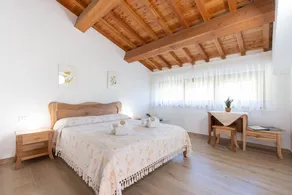 Agriturismo Ai Dossi: Camera matrimoniale con vista sui nostri uliveti e bagno privato 1. - Image 2