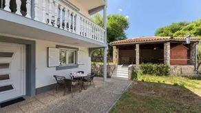Pleasant apartment with terrace, barbeque & garden - Image 5