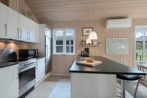 Holiday home with terrace, barbeque & hot tub - Image 4