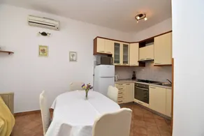 Fully equipped pleasant flat with barbeque, garden & pool | Garden view - Image 3