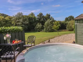 Encantadora casa rural con jacuzzi y jardín - Image 3
