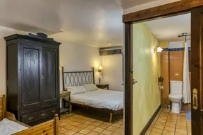 Chambre privée avec internet haut débit, piscine et terrasse | Vue jardin - Image 2