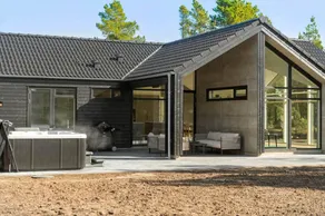 House with hot tub, BBQ & terrace - Image 2