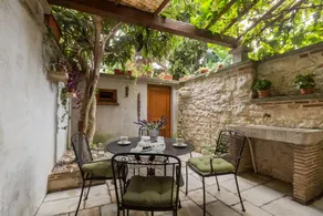 Unique flat in the centre of the old town of Porec just 150 metres from the beach with Mediterranean garden - Image 2