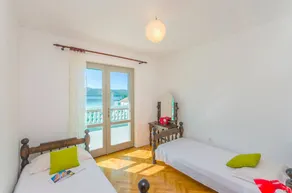 Holiday home with garden | Sea view - Image 3