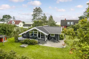 Holiday home with garden, terrace & jacuzzi - Image 2