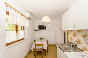 Apartment with garden, barbecue & terrace | Garden view - Image 4