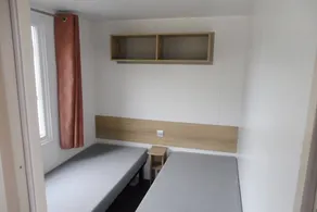 Mobile home with pool & terrace - Image 2