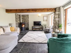 Family-friendly charming cottage with garden & hot tub - Image 2