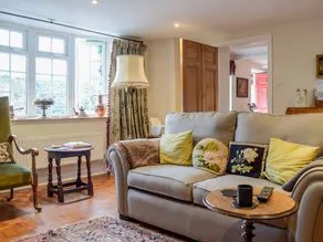 Family-friendly pleasant cottage with BBQ & garden | River view - Image 3