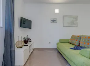 Seaside Getaway Holiday Home with Patio Slatine - Three Bedroom Holiday Home - Image 5