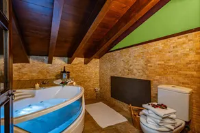 Chambre privée avec terrasse, jardin et jacuzzi | Vue montagne - Image 3
