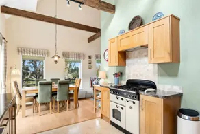 Holiday apartment with BBQ & garden - Image 3
