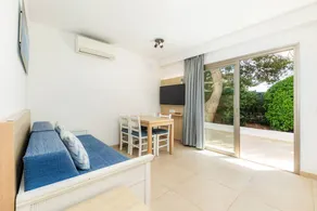 Flat with terrace & pool | Garden view - Image 3