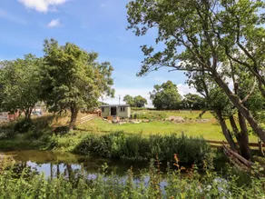 Cottage with garden, hot tub & BBQ - Image 3
