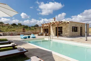 Beautiful Villa with Garden, 38sqm Pool and BBQ! - Image 4
