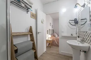 Agréable chambre chez l'habitant avec terrasse et internet haut débit | Parfaite pour le travail à distance - Image 5
