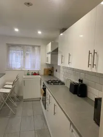 5 Bed House - Sleeps 10 - Pets - Parking - Wifi - Image 3