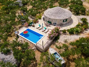 Authentic Island Bunja House with pool - Image 4