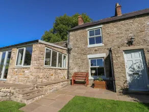Children-friendly charming cottage with hot tub, terrace & garden | Pet-friendly - Image 2