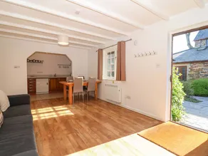 Cottage adapté aux familles avec piscine et jardin - Image 4
