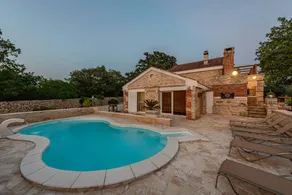 Villa with garden, BBQ & private pool - Image 5