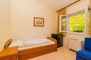 Holiday home with pool - Image 5