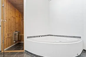 Fully equipped spacious house with jacuzzi, terrace & sauna | Sea view | Next to the beach - Image 3