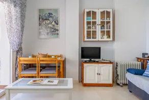 Flat with terrace, pool & garden - Image 4
